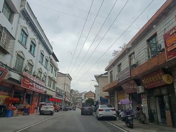 Lianyuan (涟源市) — representative view · 涟源市三甲乡街道