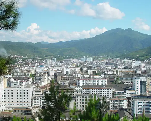 Chongyi County (崇义县) — representative view · 崇义县县城与山地