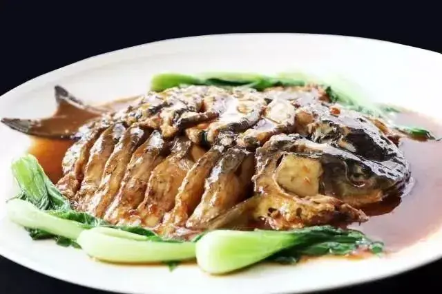 Pan-Fried and Braised Fish Head and Tail (煎扒鲭鱼头尾) — dish photograph