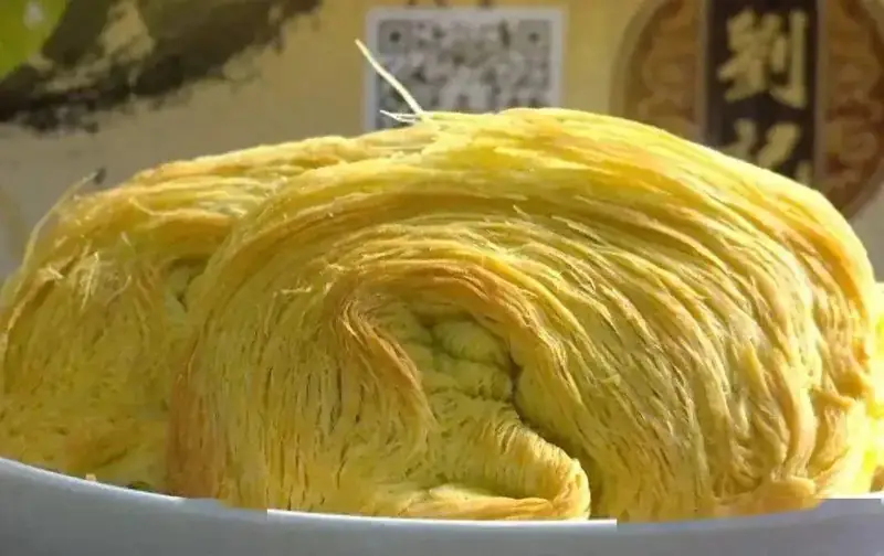 Coiled Hand-Pulled Pastry (一窝丝) — dish photograph