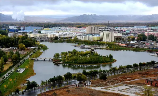 Qinggil County (青河县) — representative view · 城市湖泊、绿地和沿岸建筑