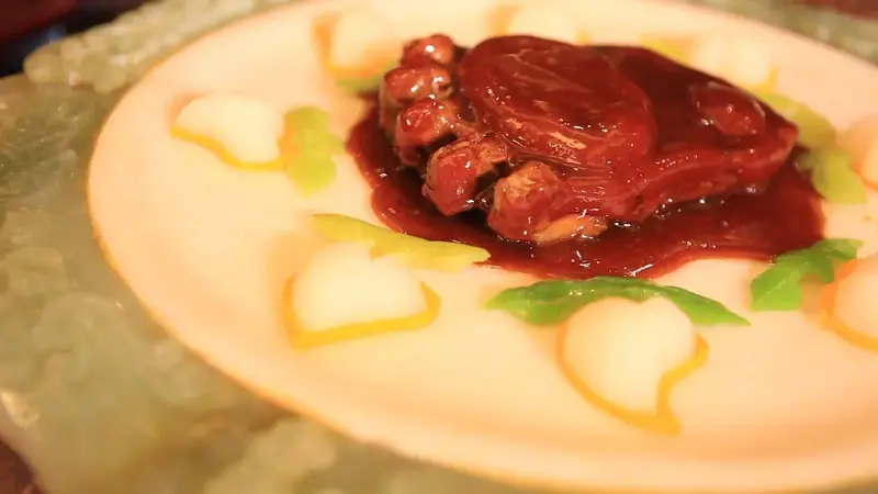 Mock Bear Paw (赛熊掌) — dish photograph
