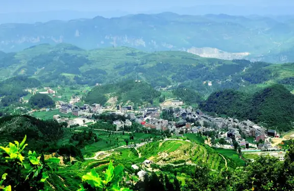 Jinsha County (金沙县) — representative view · 群山和农田围绕的乡村聚落