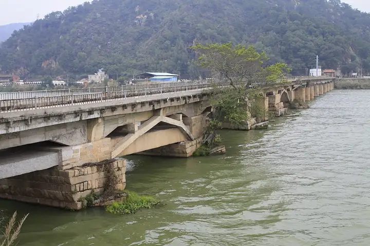 Longwen District (龙文区) — representative view · 龙文区河流石桥