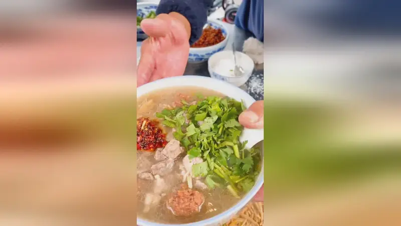 Four-Flavour Bowl in Hot Broth (四味菜) — dish photograph