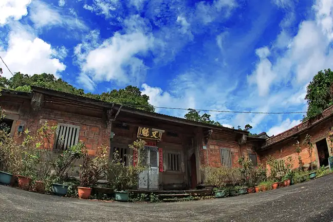 Shuangxi District (雙溪區) — representative view · 传统古厝的院落与砖墙