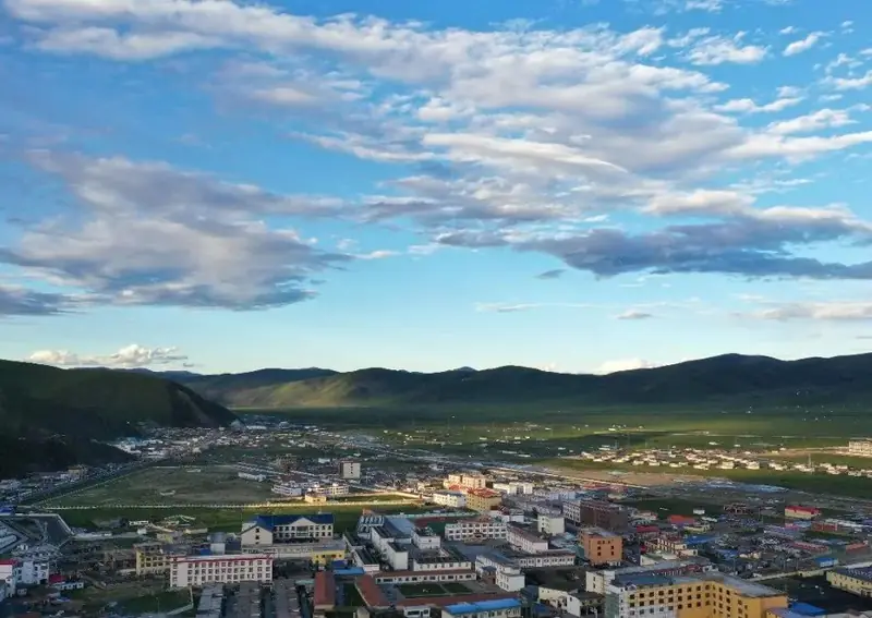 Shiqu County (石渠县) — representative view · 草原山地中的城镇及广阔天空