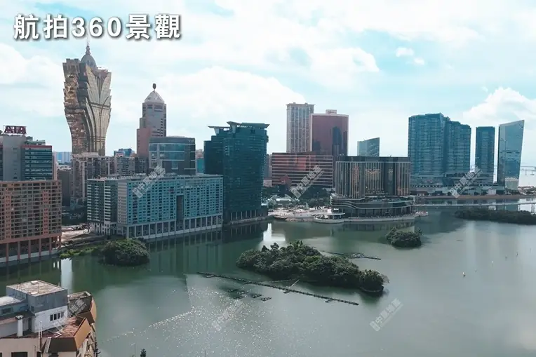Praia Grande e Penha (南西灣及主教山區) — representative view · 湖岸前的澳门高层建筑