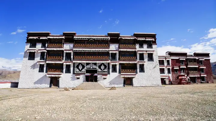 Qusum County (曲松县) — representative view · 开阔广场旁的藏式传统建筑