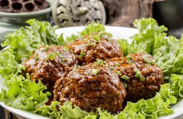 Four-Joy Golden Goblet Lion's Head Meatballs (四喜金樽狮子头) — dish photograph