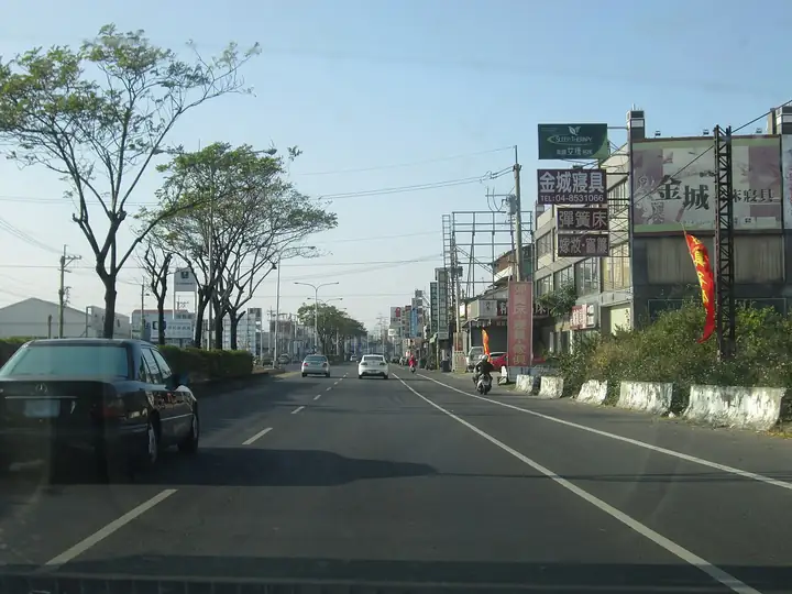 Dacun Township (大村鄉) — representative view · 乡镇道路两侧的商业建筑
