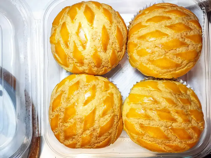 Pineapple Bun (菠萝包) — dish photograph