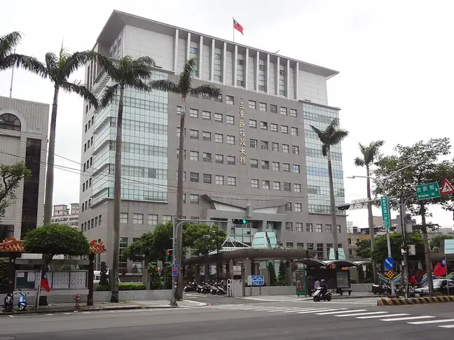 Sanchong District (三重區) — representative view · 三重区行政大楼与门前广场