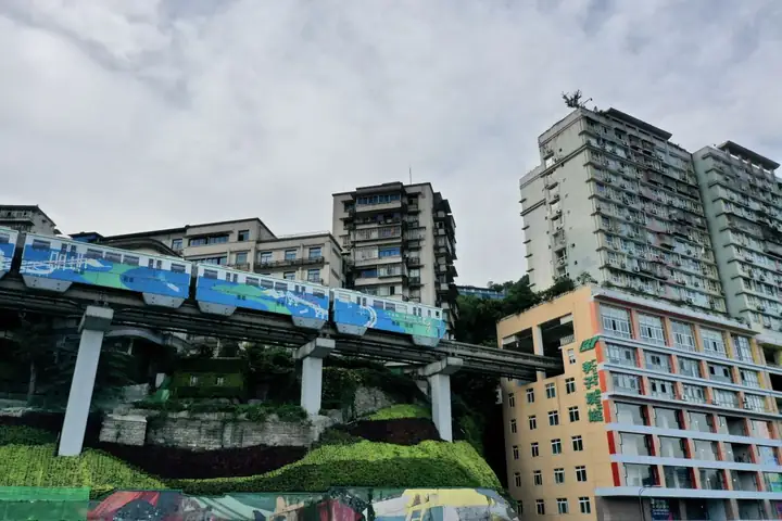 Liziba Train-Through-Building Viewpoint (李子坝轨道穿楼观景点)