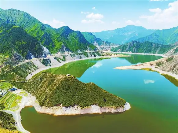 Jonê County (卓尼县) — representative view · 山地环绕的水库与湖岸