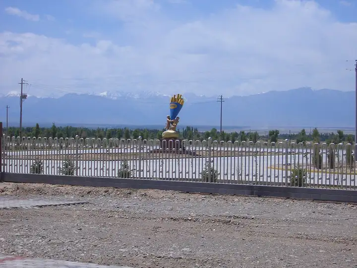 Minle County (民乐县) — representative view · 道路、设施入口与远山