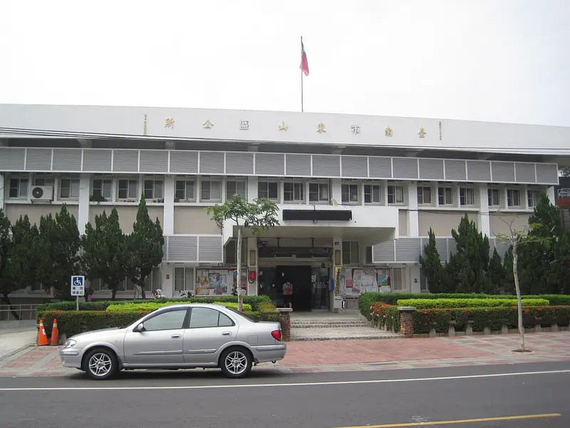 Dongshan District (東山區) — representative view · 台南东山区公所办公建筑与道路