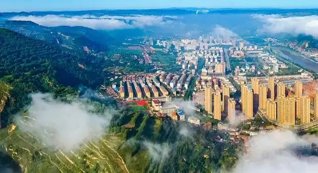 Chongxin County (崇信县) — representative view · 云雾山谷中的城镇住宅楼群