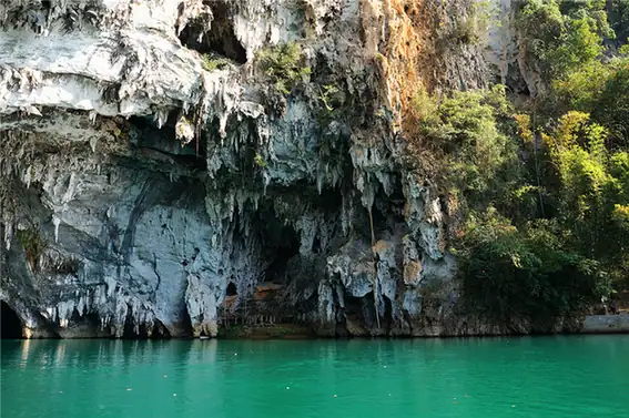 Bainiaoyan Cave (百鸟岩)