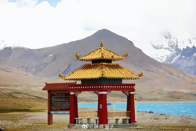 Kangmar County (康马县) — representative view · 高山湖泊岸边的彩绘门楼