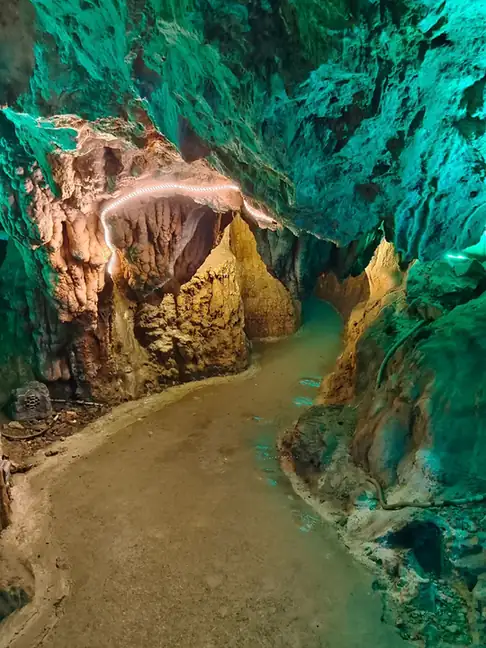 Goulou Cave (勾漏洞)