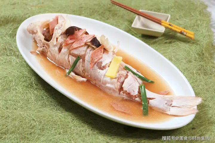 Plain-Steamed Jiangtuan Catfish (清蒸江团) — dish photograph