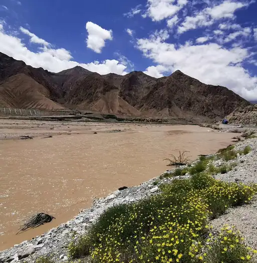 Kunlun Pass Roadside Viewpoint (昆仑山口正规公路观景点)