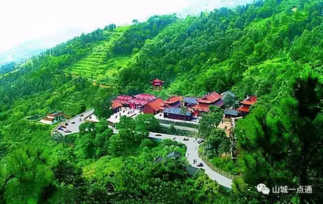Tongliang District (铜梁区) — representative view · 铜梁区山中寺庙