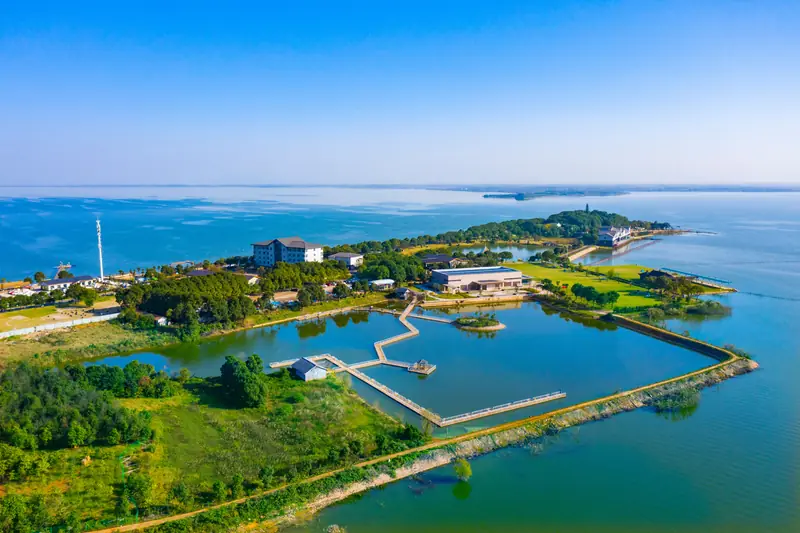 Liangzihu District (梁子湖区) — representative view · 梁子湖水岸景区