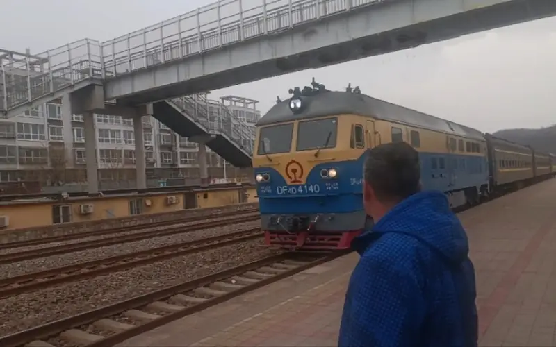 Yingshouyingzi Mining District (鹰手营子矿区) — representative view · 鹰手营子站列车