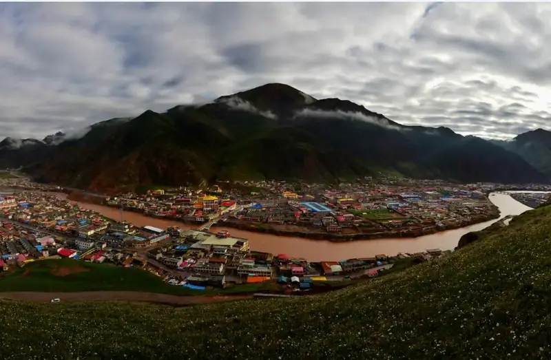 Zadoi County (杂多县) — representative view · 河流绕过的山谷县城