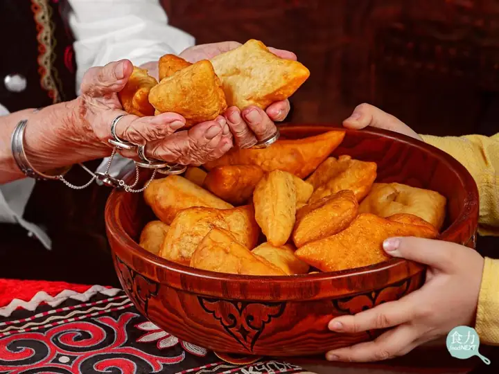 Kazakh Baursak Fried Dough (哈萨克包尔萨克) — dish photograph