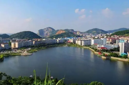 Pengze County (彭泽县) — representative view · 彭泽县城区湖岸