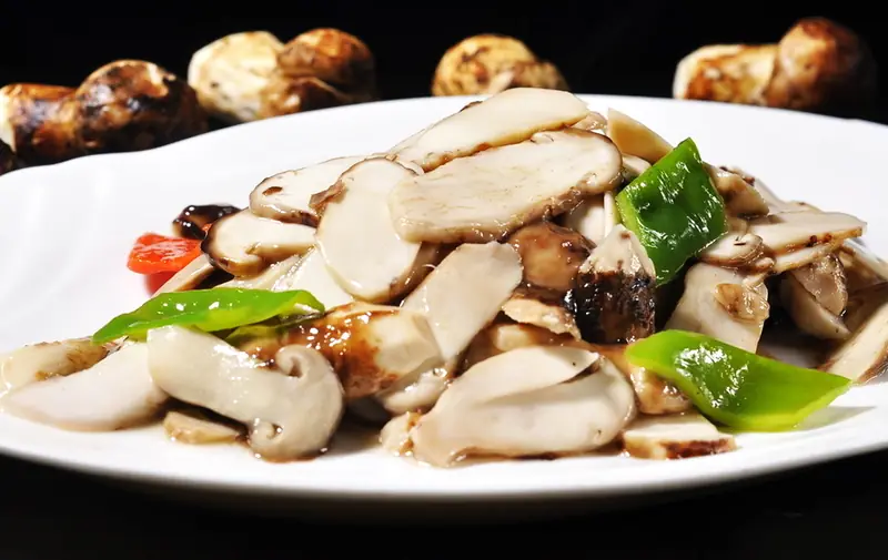Stir-Fried Changbai Mountain Matsutake and Yam (滑炒长白山松茸山药) — dish photograph