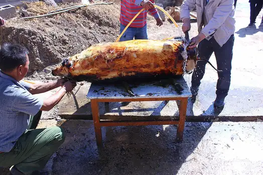 Yingjiang Dai Fire-Roasted Pig (火烧乳猪) — dish photograph