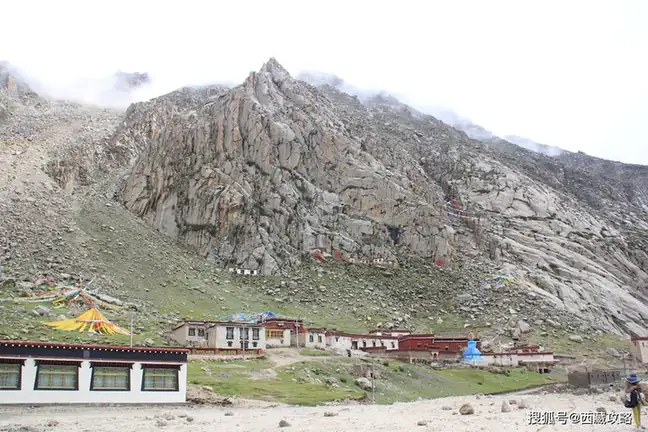 Namling County (南木林县) — representative view · 岩石山峰脚下的村落与传统建筑