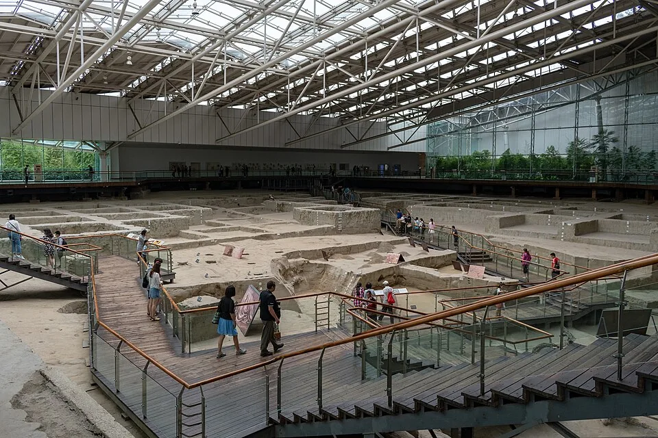 Archaeological remains in the covered excavation hall at the Jinsha site. Photo: 2018-05-26 13:39:53.