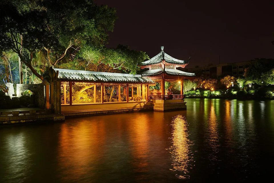 Corridor and pavilion at Rong Lake. The photographer combined three exposures into this HDR photograph. Photo: 2017-11-21 20:31:27.