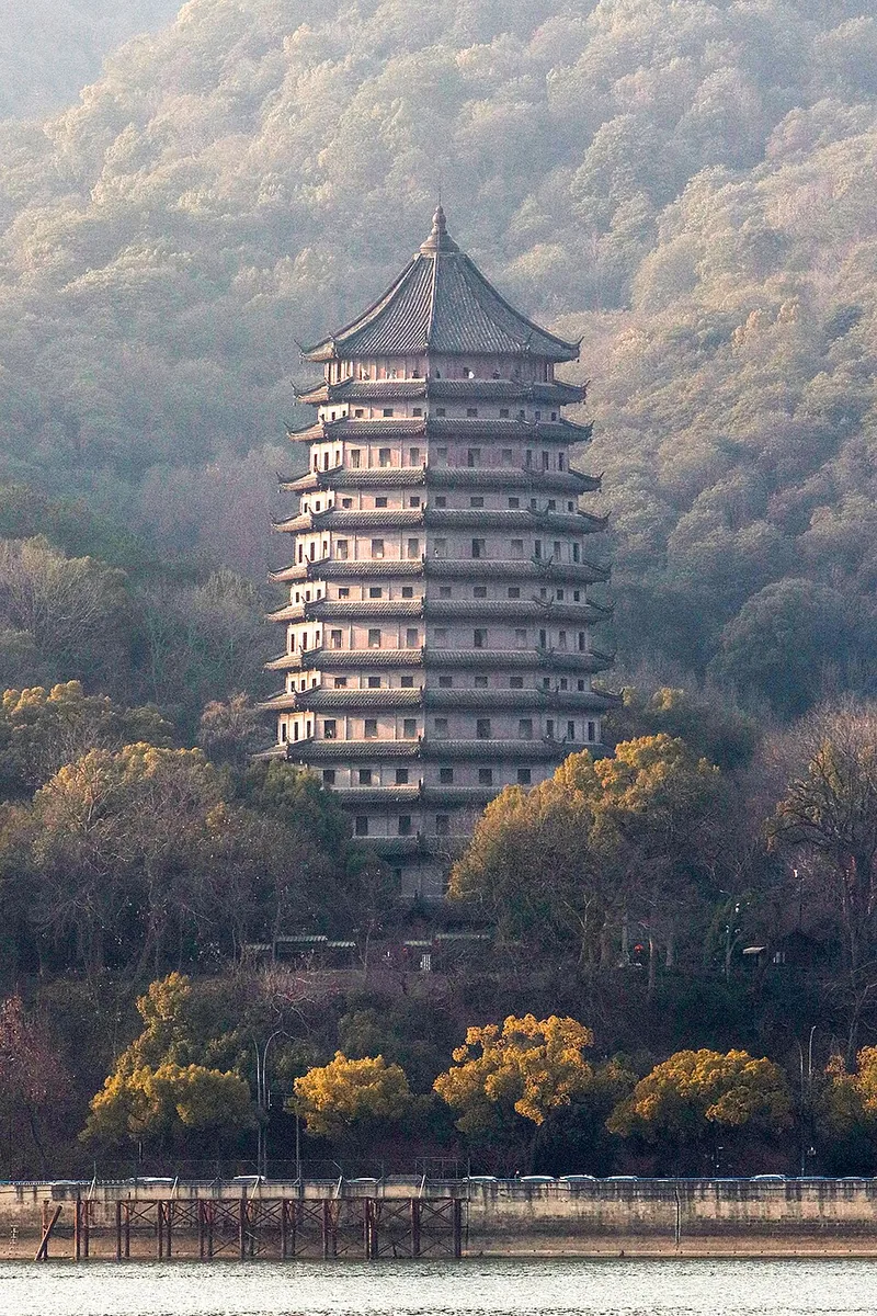 Liuhe Pagoda viewed from across the Qiantang River. Photo: 2024-01-28 16:24:14.