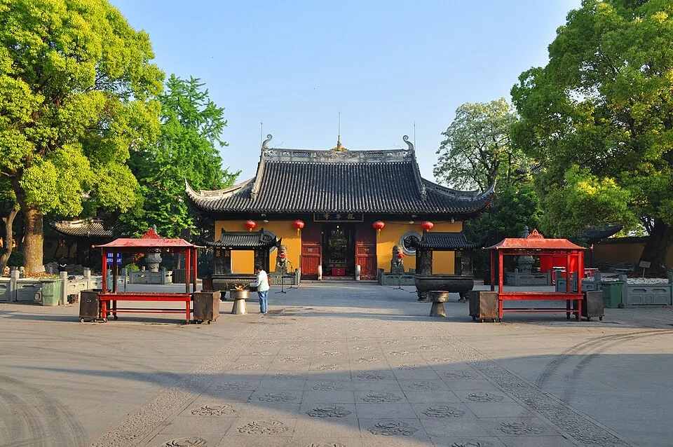 Longhua Temple · 龙华寺. Photo: 2015-04-25 06:43:26.