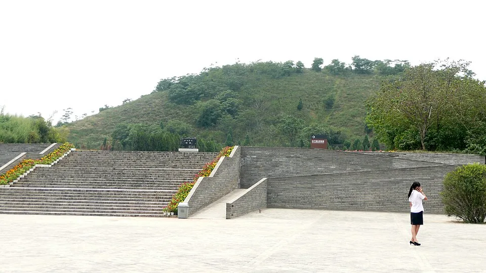 The burial mound and approach at Han Yangling. Photo: 2008-07-12.