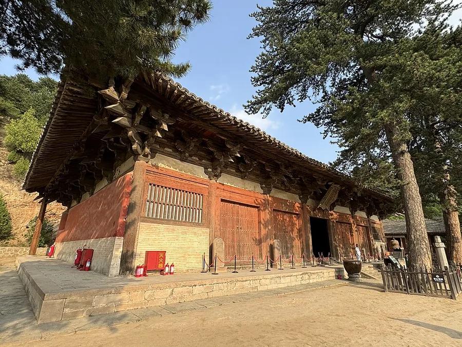 The East Great Hall of Foguang Temple, Wutai, Shanxi, viewed from its left side.
