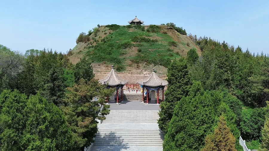 The commemorative Zhaojun Tomb mound south of Hohhot, May 2024.