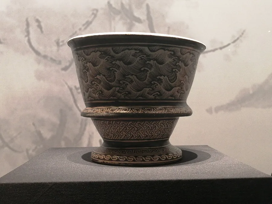 A Yuan-dynasty Jizhou-ware incense burner with painted wave decoration, photographed at Jiangxi Provincial Museum in Nanchang, October 2020.