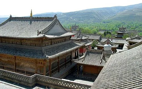 Roofs and courtyards of Qutan Temple in Ledu, Qinghai; photographed by Andreas Gruschke in May 2004.