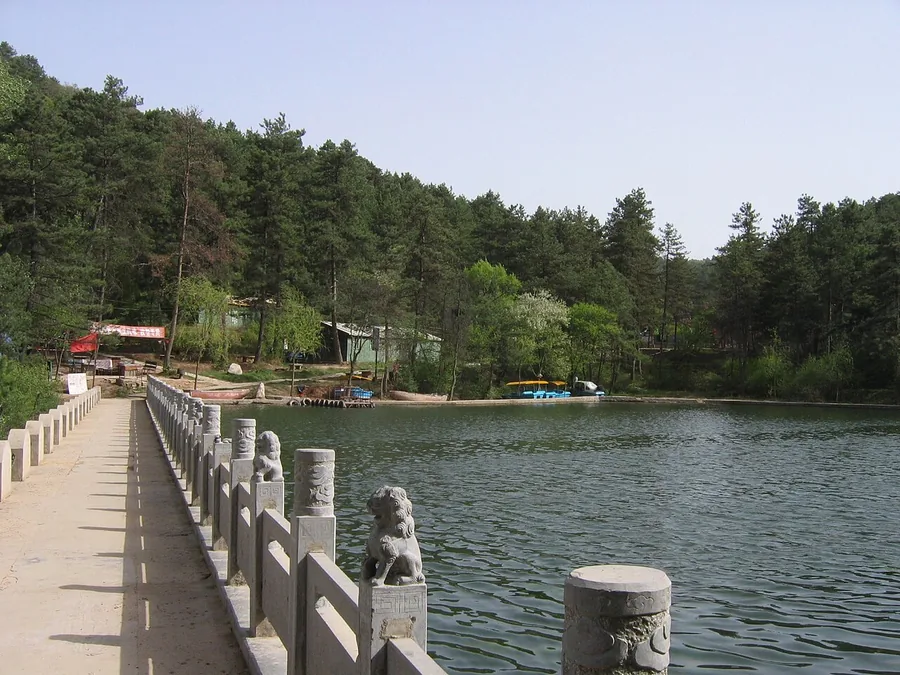 The lake in the Yuhua Palace scenic area near Tongchuan, April 2006. Shown locality: Yuhua Palace, Tongchuan. Source-recorded photograph date: Taken on 29 April 2006.