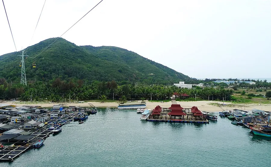 The cable-car approach over the harbour toward Nanwan Monkey Island, March 2009.