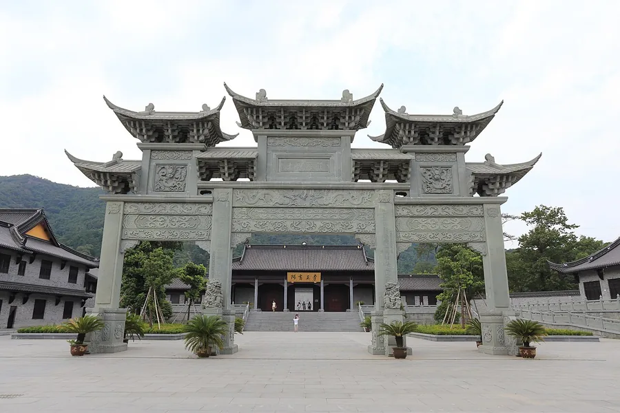 The modern entrance archway at the Temple of King Ashoka in Ningbo, July 2013.