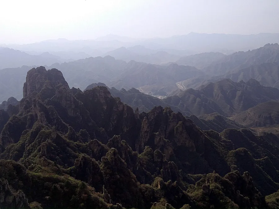 Successive rocky ridges of Langya Mountain in Hebei. Photographed on 16 April 2017.
