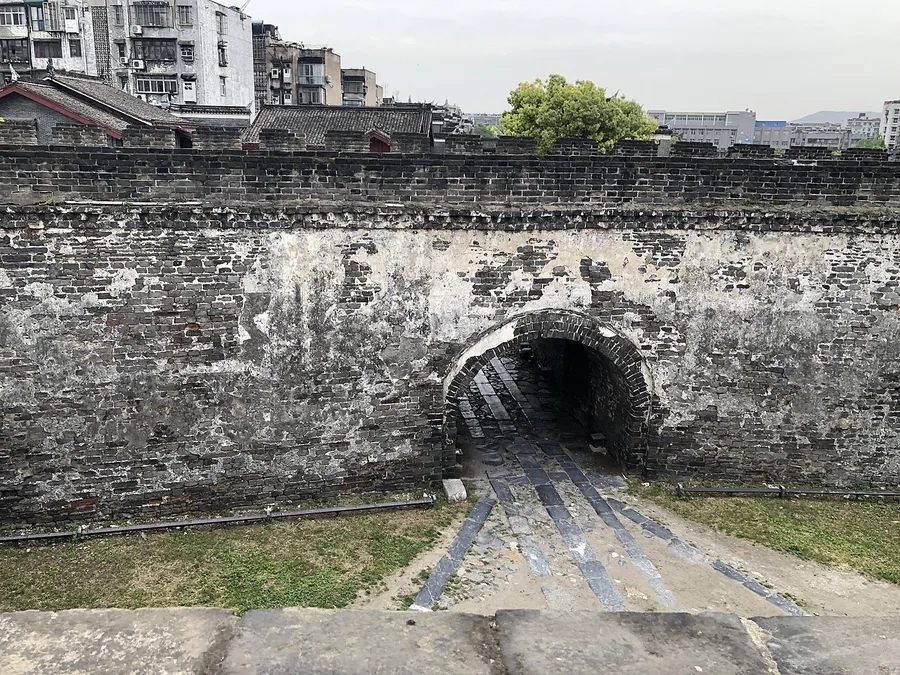 An arched gateway through Xiangyang city wall. Photographed on 5 May 2021.